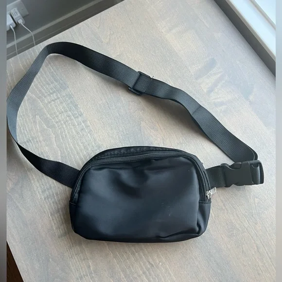 New without tags Black Belt Bag Fanny Pack Crossbody purse Adjustable Nylon - Picture 1 of 5